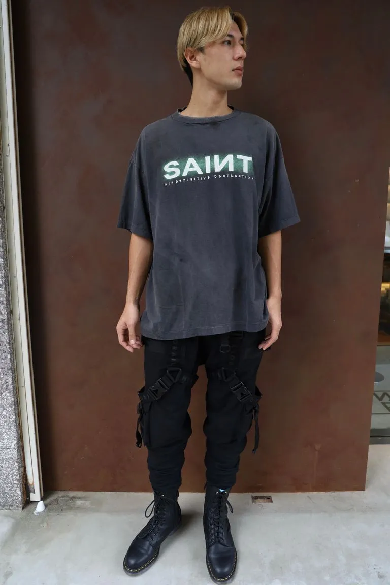 SAINT MXXXXXX SAINT SS TEE/BLK Green SAINT BOX LOGO short sleeves Washed black S-XL Look for cylindrical fabrics without side seams. Don’t buy open ones anymore. It’s boring. Assute garments are dyed. The whole piece is sprayed with horse-hair spray. Then spray it again to fade. The collar and cuffs are frayed. Many places are damaged. Authentic grade printing is restored. Accessories are complete. With little angel anti-counterfeiting label.